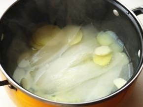 汤锅加水烧开，放入土豆片和山药片煮1分钟，再加入粉皮煮软，然后捞出来沥干水分待用。