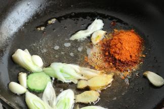 炒锅加油爆香葱姜，加入麻辣香锅底料继续炒。