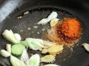 炒锅加油爆香葱姜，加入麻辣香锅底料继续炒。