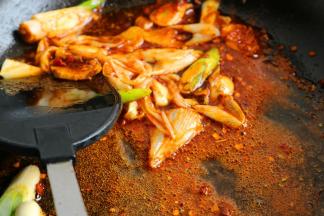 炒香麻辣香锅底料，香香的好诱人。