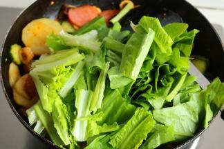 加入切段的油麦菜，炒至断生。