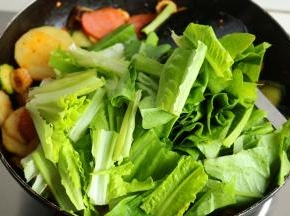 加入切段的油麦菜，炒至断生。