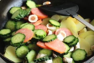 加入各种片片们，炒匀，不需要炒太久，黄瓜炒久了就出水不好吃了。