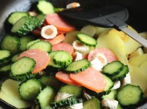 加入各种片片们，炒匀，不需要炒太久，黄瓜炒久了就出水不好吃了。