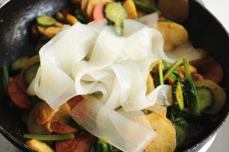 加入煮好沥干水分的粉皮炒匀。