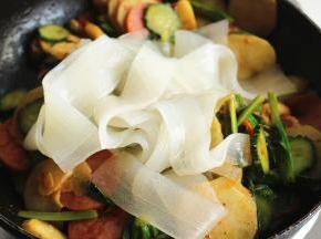 加入煮好沥干水分的粉皮炒匀。