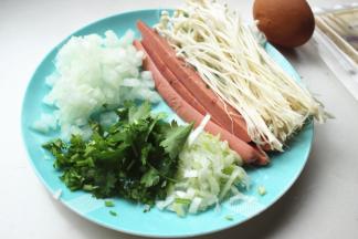 所有的食材处理一下，葱切末，香菜切末，洋葱切末，香肠剖开。