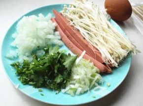 所有的食材处理一下，葱切末，香菜切末，洋葱切末，香肠剖开。