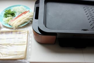 烤盘预热，中火即可，不需要大火，因为冷面很容易熟，而且火大容易裂开。