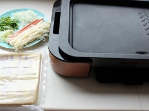 烤盘预热，中火即可，不需要大火，因为冷面很容易熟，而且火大容易裂开。