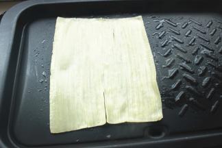 放上一片冷面，先喷一些水上去，接下来也要不定时喷水，因为冷面很容易干，不喷水的话口感不好。