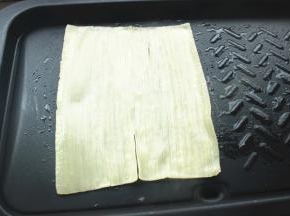 放上一片冷面，先喷一些水上去，接下来也要不定时喷水，因为冷面很容易干，不喷水的话口感不好。