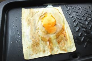 冷面上均匀刷上一层酱，磕一个鸡蛋在冷面上。