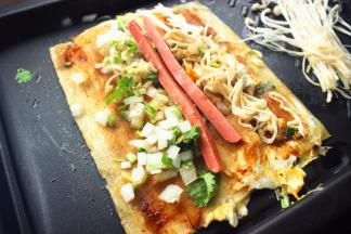 放香肠和煎熟的金针菇，再刷一些酱，撒孜然粉辣椒粉等调料，淋一些醋上去。