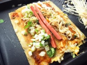 放香肠和煎熟的金针菇，再刷一些酱，撒孜然粉辣椒粉等调料，淋一些醋上去。