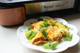 切成段，再撒一些香菜也和葱末装饰一下就可以吃了，好吃的街头小吃烤冷面自己做。