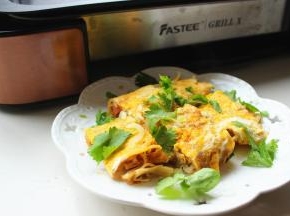 切成段，再撒一些香菜也和葱末装饰一下就可以吃了，好吃的街头小吃烤冷面自己做。