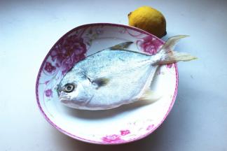 鲳鱼洗净，去除内脏和腹部内黑膜。