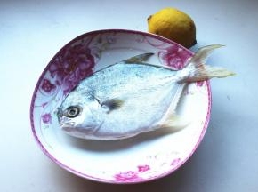 鲳鱼洗净，去除内脏和腹部内黑膜。