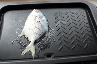 刷油，放腌好的鱼，开始煎。