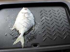 刷油，放腌好的鱼，开始煎。