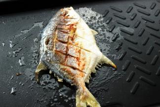 一面煎好后翻面继续煎。