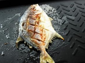 一面煎好后翻面继续煎。