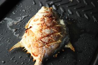 看情况多翻面几次，至两面焦黄就好了，中火煎就好。