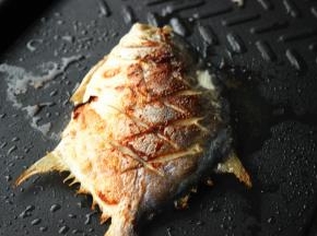 看情况多翻面几次，至两面焦黄就好了，中火煎就好。