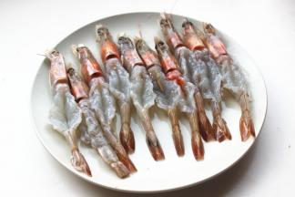 开背去虾线，剥掉虾壳，背部剖开一些。