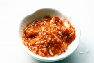 调料混合在一起，蒜用压蒜器压成蓉，全部拌匀。