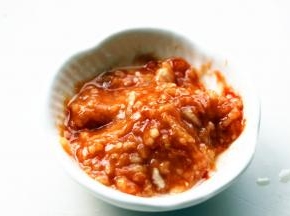 调料混合在一起，蒜用压蒜器压成蓉，全部拌匀。