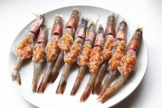 虾身内填上酱料。