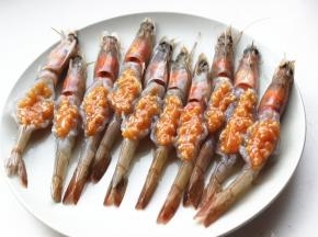 虾身内填上酱料。