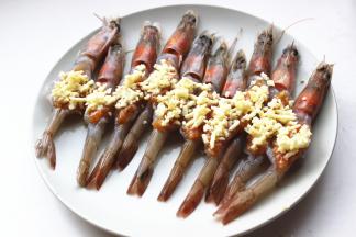 上面铺上芝士碎。