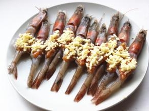 上面铺上芝士碎。