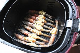 处理好的虾放入炸锅。