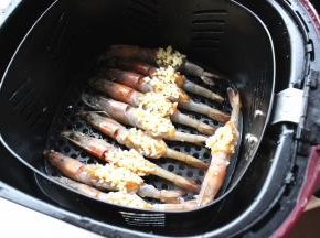 处理好的虾放入炸锅。