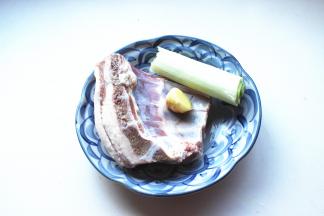 准备好材料，阴雨天光线就是诡异。