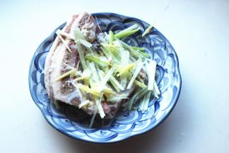 葱姜切丝，羊排洗净擦干水分，加葱姜丝，盐和五香粉。