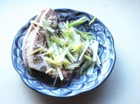 葱姜切丝，羊排洗净擦干水分，加葱姜丝，盐和五香粉。