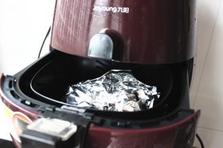 腌好的羊排用锡纸包起来，亚光面接触食物，放入炸锅内。