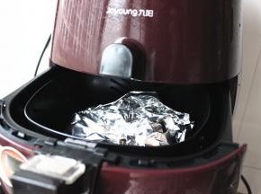 腌好的羊排用锡纸包起来，亚光面接触食物，放入炸锅内。