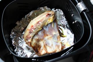 25分钟后，打开锡纸，去掉葱姜丝，再次放入空气炸锅，180度烤10分钟。