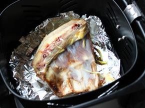 25分钟后，打开锡纸，去掉葱姜丝，再次放入空气炸锅，180度烤10分钟。