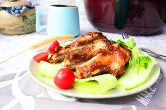 表面撒一些孜然粉,搭配一些蔬菜吃会更舒服，我配了些黄瓜片和圣女果。