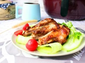 表面撒一些孜然粉,搭配一些蔬菜吃会更舒服，我配了些黄瓜片和圣女果。