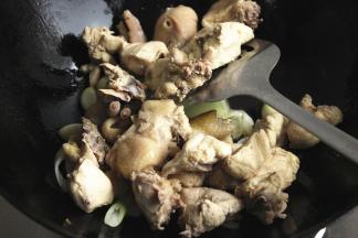 倒入鸡块翻炒。