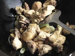 倒入鸡块翻炒。