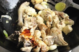 加入冰糖，老抽，和五香粉，及适量盐，调味。